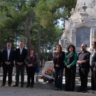 Imatge de l'ofrena floral amb motitu de Tots Sants