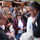 El conseller d'Empresa i Treball, Miquel Sàmper, saludant l'alcalde de Batea, Joaquim Paladellam a la festa del vi de Gandesa