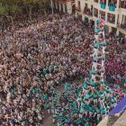 Visió zenital del 3 de 10 amb folre i manilles dels Castellers de Vilafranca a la diada de Tots Sants 2025.