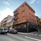 L’edifici, construït l’any 2010, està ubicat a la cantonada entre el carrer Dos i el carrer Vint-i-cinc de Bonavista.