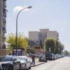Fotografia del carrer Astorga, espai a l’espera de la transformació en eix cívic que haurà de tenir en compte la millora substancial de l’enllumenat públic.