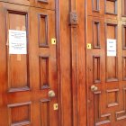 Porta d'entrada al temple de la Puríssima Sang amb el pany canviat.