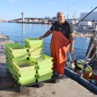 Un pescador de Tarragona amb part de les captures que ha fet aquest dimarts, l'últim dia que podrà sortir a la mar durant aquest any 2025 si no s'atorguen més dies de quota.