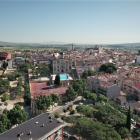 Amb el lema “L’Arboç et vol a casa!”, la campanya pretén fer visible que molts joves que estudien, treballen o volen viure a l’Arboç no troben opcions d’habitatge accessibles.