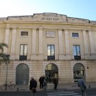 Les persones assistents rebran un exemplar del darrer número de la Revista Mirades l’altaveu