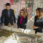 Francesc Gras, responsable de comunicació, Priscila Abadia i Mayte Forján, veient una maqueta del projecte original de La Fira.