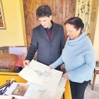 Joan Serramià, artista, i Maite Gaudí, presidenta de l’Associació Amics de Gaudí de Reus, observant esbossos inicials de l’estàtua de Gaudí.