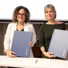 La consellera de Cultura, Sònia Hernández, i la presidenta de la Diputació de Tarragona, Noemí Llauradó, mostren el protocol d'intencions per al trasllat del MAMT.