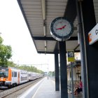 Un tren procedent de Sant Vicenç de Calders s'atura a l'estació de Calafell