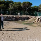 L'Albert i en Toni, dos veïns de la urbanització de la Móra de Tarragona, observen l'estat en què va quedar el passeig marítim després dels aiguats
