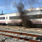 Columa de fum en un tren aturat a l'estació de Tarragona.