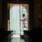 Fotografia d’arxiu d’obres d’arranjament de la porta d’entrada al recinte, abans de la Setmana Santa del 2025.