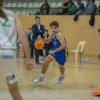 El jugador del CB Salou Emilio Martínez durant el duel contra el Castelló.