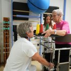 El bipedestador permet que els pacients hospitalitzats puguin adoptar la posició de
peu de manera segura i adaptada.