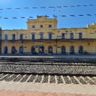 Ajuntament i entitats consideren que el nombre de trens previst -quatre al dia per sentit– "és del tot insuficient"