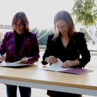 L'alcaldessa de Reus, Sandra Guaita, i la consellera de Territori, Sílvia Paneque, signen el protocol de la nova estació d'autobusos