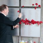 El nebot del brigadista canadenc Arthur Johnson, Andrew Johnson, col·loca un clavell vermell al Memorial de les Camposines