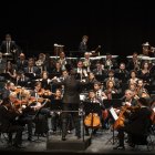 Tomàs Grau dirigeix el primer moviment de la ‘Segona’ amb la Franz Schubert Filharmonia i la Simón Bolívar compartint escenari, ahir diumenge al Teatre Tarragona.
