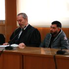 L'home acusat de matar-ne un altre a Tarragona el març de 2024 i el seu advocat a l'inici de la vista de conformitat celebrada a l'Audiència de Tarragona.