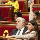 La portaveu de Junts, Mònica Sales, assenyala el sentit en una votació al Parlament aquest dimecres.