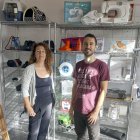 Els responsables del Far Cooperatiu, Amanda Pérez i Roger Vives, ala seu de la Biblioteca de les Coses de Tarragona.