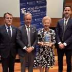 Laura Roigé amb el Premi a la Trajectòria Professional, acompanyada per Carles Puig de Travy, degà del Col·legi d’Economistes de Catalunya; Arnau Farré, president de la Seu de Tarragona i Miquel Àngel Fúster, anterior president.