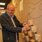 El director de l'Agència ONCE Reus, Francisco Sánchez, provant una de les proves de l'escape room d'ActiviLand