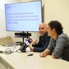 Moisès Ferrete, conseller comarcal de la Conca de Barberà, i Carles Heredia, tècnic de Concactiva, durant la presentació de la Pleta i el nou curs en ramaderia extensiva que es farà a Montblanc