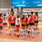 Les jugadores del CV Sant Pere i Sant Pau celebrant la darrera victòria