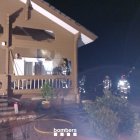 Els bombers treballant en l'incendi d'una casa de fusta a Riudoms.