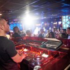 Esta discoteca cuenta con varias salas distribuidas en diferentes plantas y con programación musical variada.