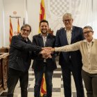 El conseller de Junts, Pep Manresa; l'alcalde, Rubén Viñuales, el portaveu de Junts, Jordi Sendra; i la consellera d'Hisenda, Isabel Mascaró van rubricar el pacte.