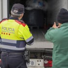 Els Mossos revisen la càrrega d’un camió aturat al control.