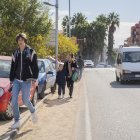 Diversos usuaris caminant pel voral de la carrtera de Valls