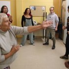 Un instant del taller de teatre de carrer en el marc de Ponent al Carrer que es fa al barri tarragoní de Torreforta.
