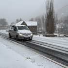 Un cotxe circulant per la C-13 a Escaló, al Pallars Sobirà.