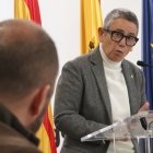 La consellera Isabel Mascaró s'adreça al conseller d'ERC, Xavier Puig, durant el debat de pressupostos del ple de Tarragona.