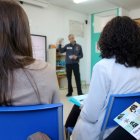 Un moment de la presentació de la guia de protecció civil als centres educatius, a l'escola Maria Garcia Cabanes de l'Aldea.