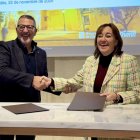 Els consellers Miquel Sàmper i Sílvia Paneque encaixen les mans després de signar l'acord per a un pla pilot per impulsar el comerç local