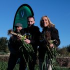 El xef Eduard Xatruch ha estat l'encarregat d'arrancar el primer manat de calçots de la temporada