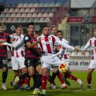 El defensor del Reus Pol Fernández defensant al davanter Toni Gabarre en una situació de pilota aturada.
