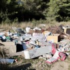 Muntanya de deixalles en un abocament descontrolat a la serra de Sant Antoni de Cunit.