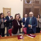 L’alcaldessa de Reus, Sandra Guaita, i el president d’ADIF, Pedro Marco, després de la signatura.