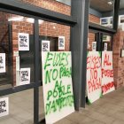 Cartells per reclamar a Euses que assumeixi les despeses d'explotacio de la seu cedida per l'Ajuntament d'Amposta.