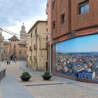 La vidriera, situada a l’inici del carrer de les Quatre Fonts del Vendrell.