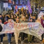 Fotografia de la marxa convocada per la Plataforma Feminista del Camp pel 25N ascendint per l’avinguda del Carrilet.