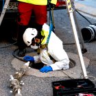 Un operari treballa en la reparació de la xarxa de clavegueram al barri de Bonavista de Tarragona.