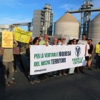 Membres de Parem Lo CatSud amb pancartes davant de Kronospan.