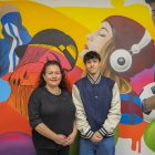 l’Azahara González, directora del Centre de Noves Oportunitats de Tarragona; i ´l’Íker Mendoza, antic usuari del programa