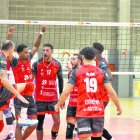 Els jugadors del CV Sant Pere i Sant Pau celebrant un punt.